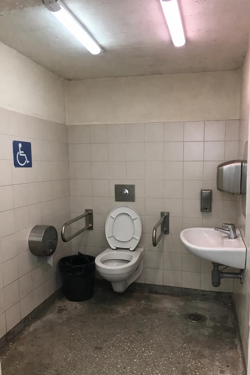 Public WC — nám. Jiřího z Poděbrad